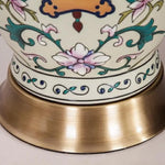 Vue de côté de la lampe de table avec design rétro