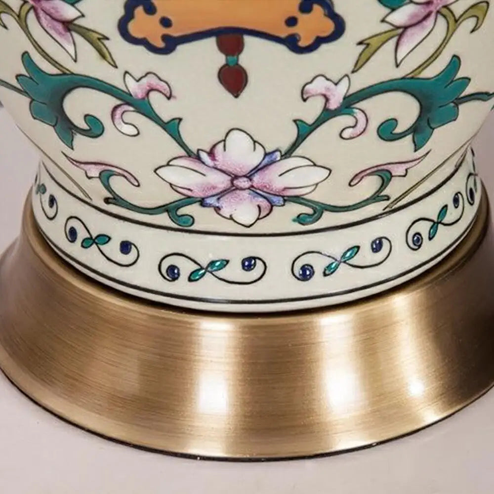 Vue de côté de la lampe de table avec design rétro