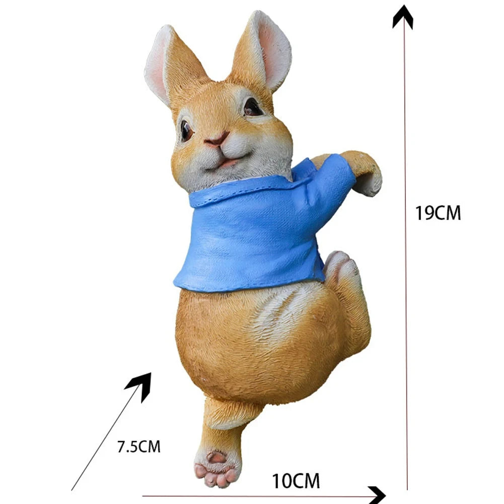 Une peluche représentant un lapin mignon et joyeux vêtu d'un manteau bleu.