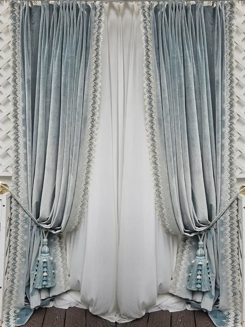 rideau velours gris clair dentelle blanche occultant salon chambre classique pompons