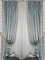 rideau velours gris clair dentelle blanche occultant salon chambre classique pompons