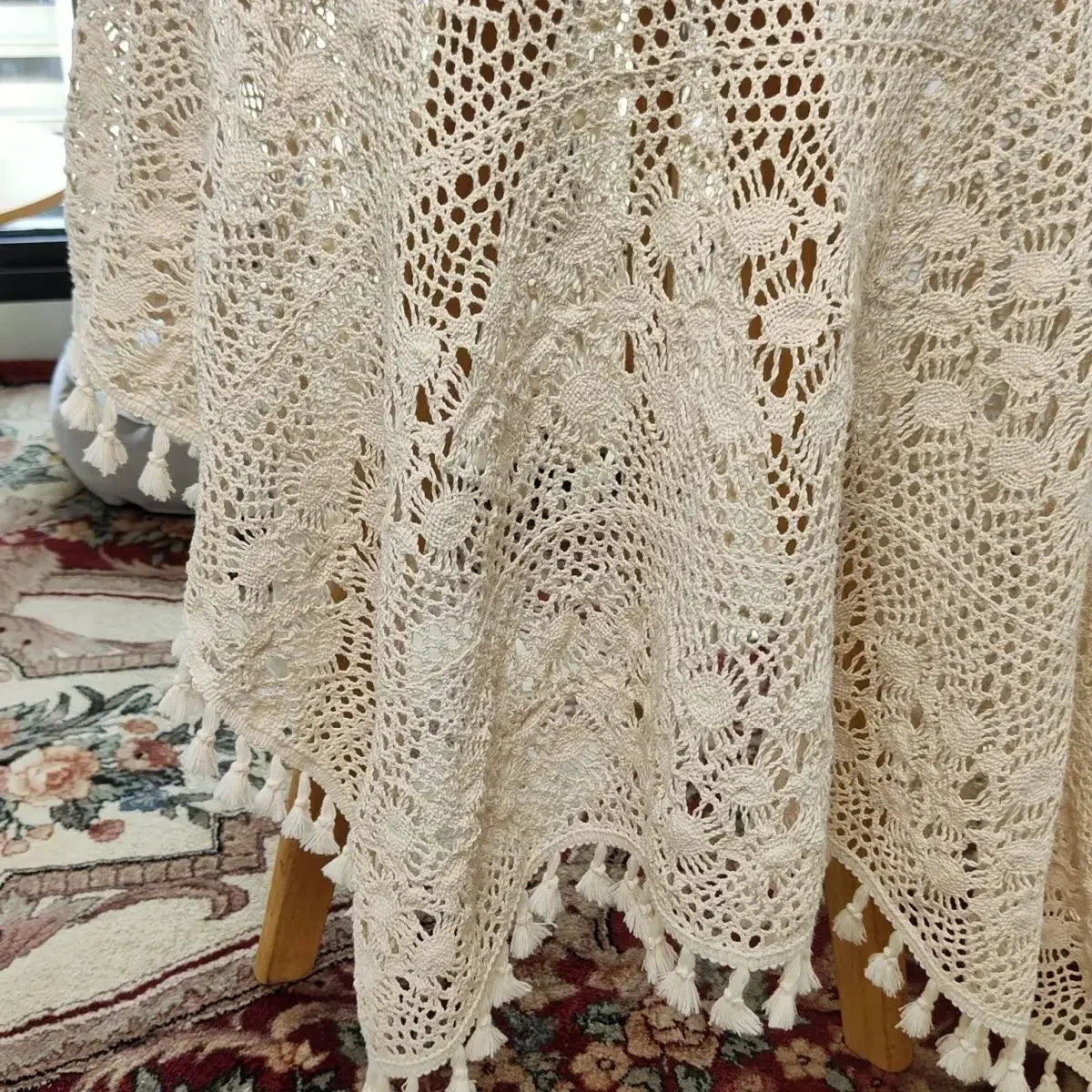 couverture tricotée boho chic beige clair motifs floraux pompons blancs trame rayée usage extérieur