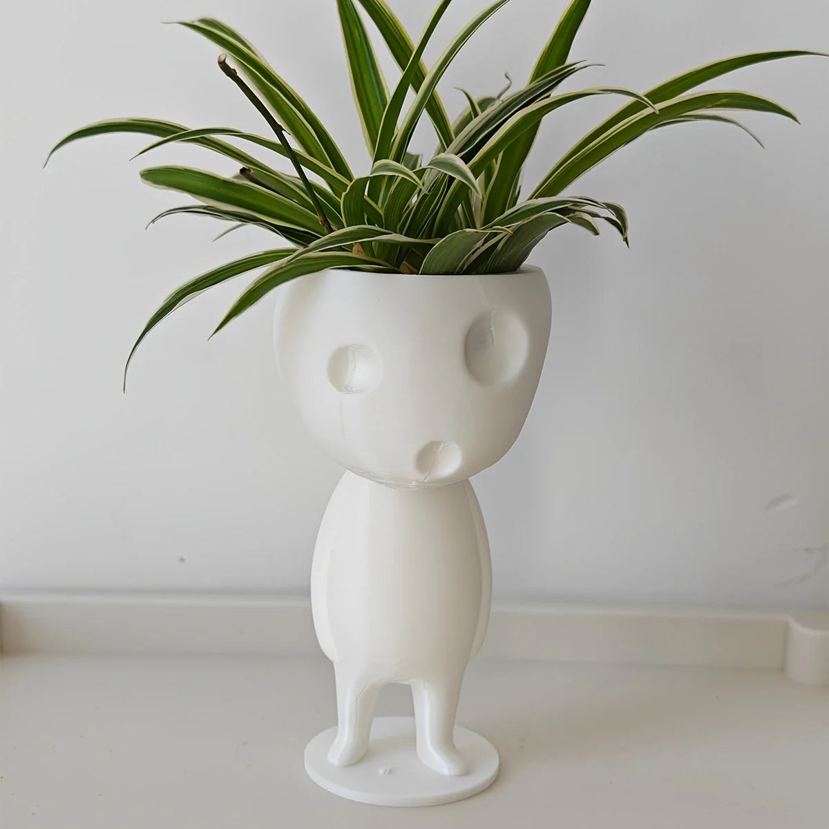 pots fleurs plastique forme humain stylisé plante verte feuilles rayées vert blanc decoratif original