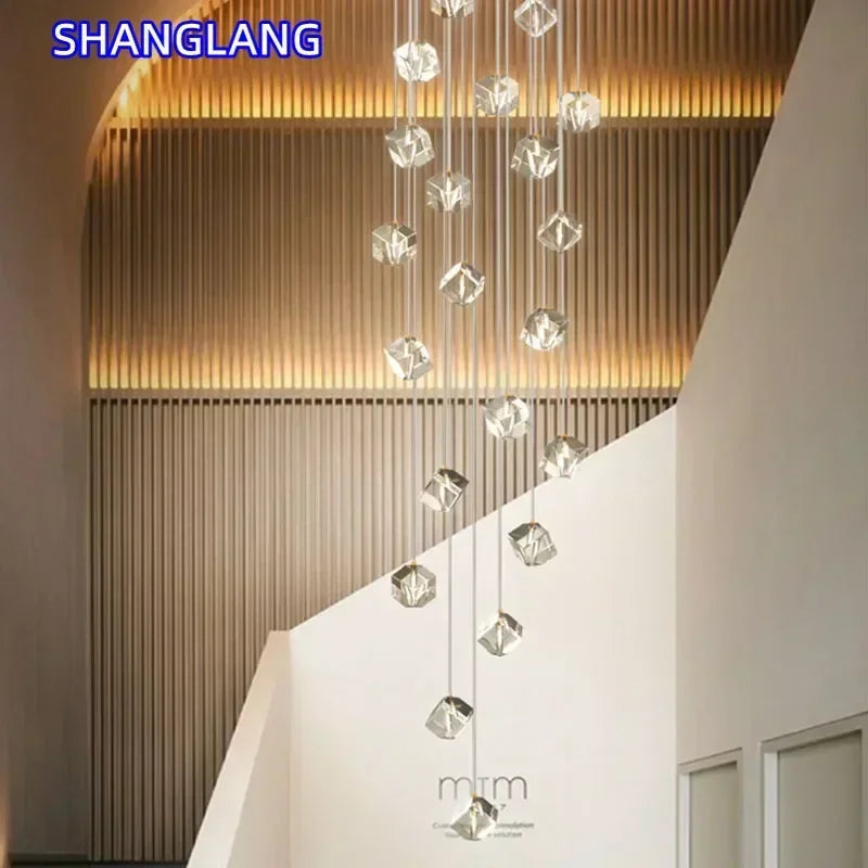 suspension lumineuse moderne transparente dorée facettes géométriques élégantes multiples lampes