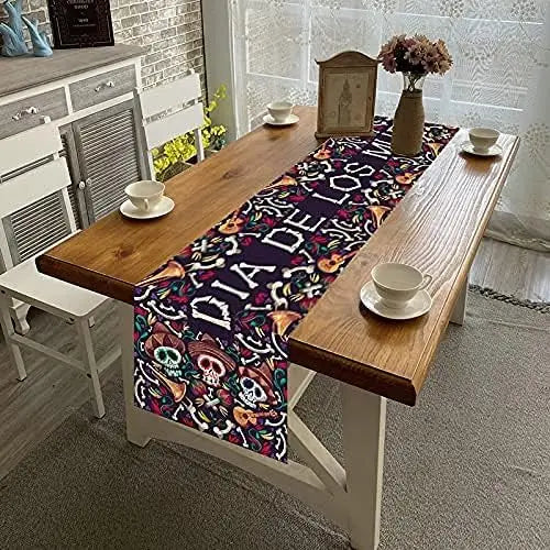 Table en bois avec un chemin de table coloré et fleuri, placée dans une cuisine rustique avec des murs en briques.