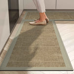 Tapis de couleur grise posé sur un sol en bois clair avec des pieds chaussés de chaussures beiges.