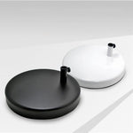 Base de lampe en métal noir sur un bureau moderne