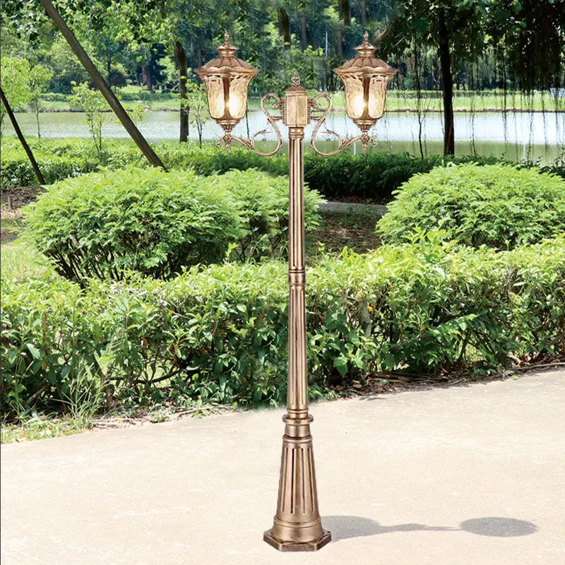 lampadaire extérieur or noir verre translucide vintage élégant détails sculptés deux lampes abat jours