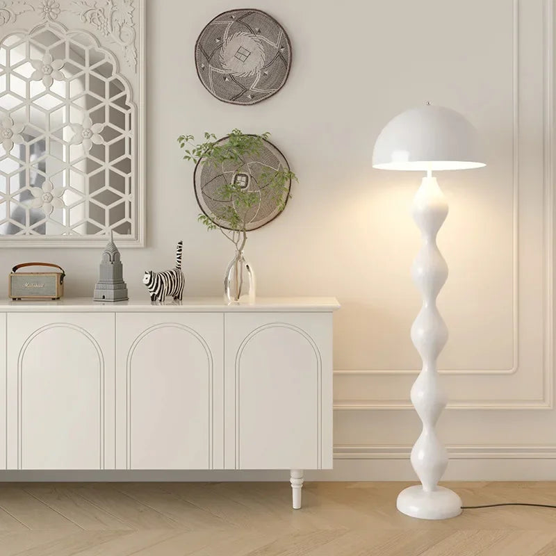 Lampe champignon vintage éclairée dans un salon moderne