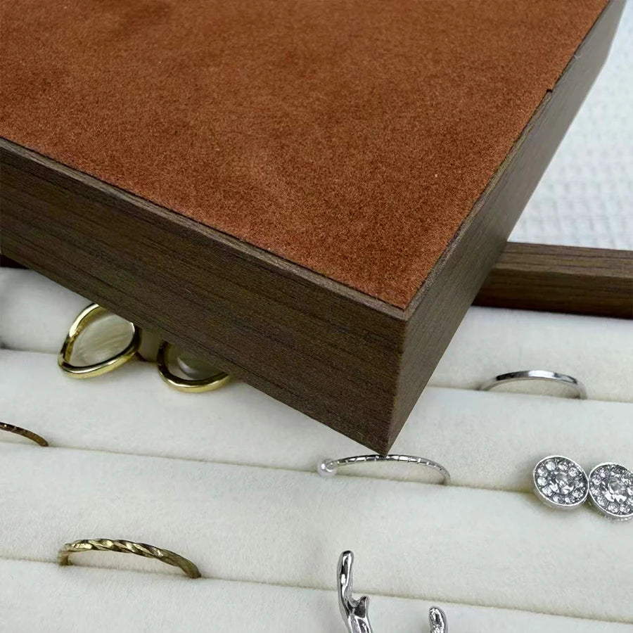 boîtes bijoux velours blanc bois marron clair moderne minimaliste rangement colliers bagues boucles d'oreilles
