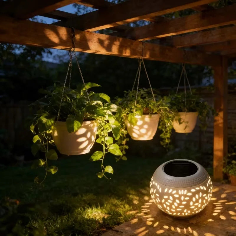 lampe solaire moderne perforations dorées jardin patio extérieur noir éclairage paysager