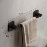 porte serviettes mural moderne adhésif noir gris blanc serviettes tissu beige bordure dorée salle