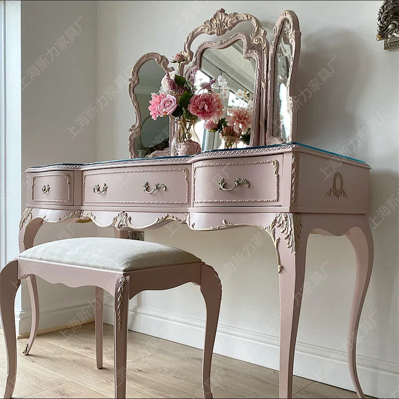 maquillage classique rose clair décorations baroques verre opaque tabouret miroir triptyque vase fleurs