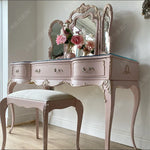 maquillage classique rose clair décorations baroques verre opaque tabouret miroir triptyque vase fleurs
