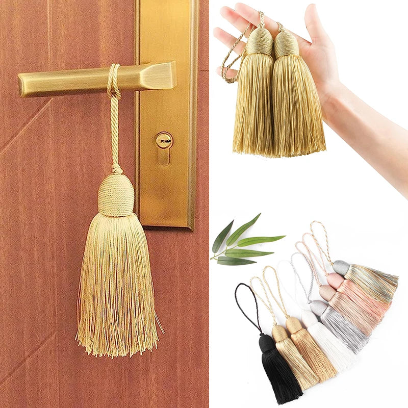 pompon porte décoration maison classique élégant couleur beige bleu marine noir blanc gris clair