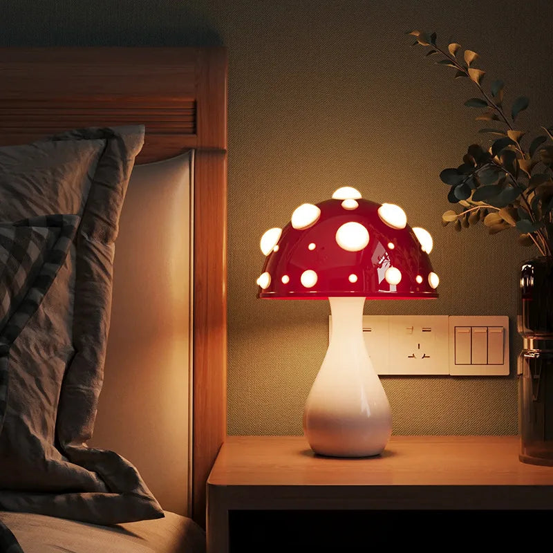 Vue rapprochée de la lampe champignon montrant les détails du design biomimétique