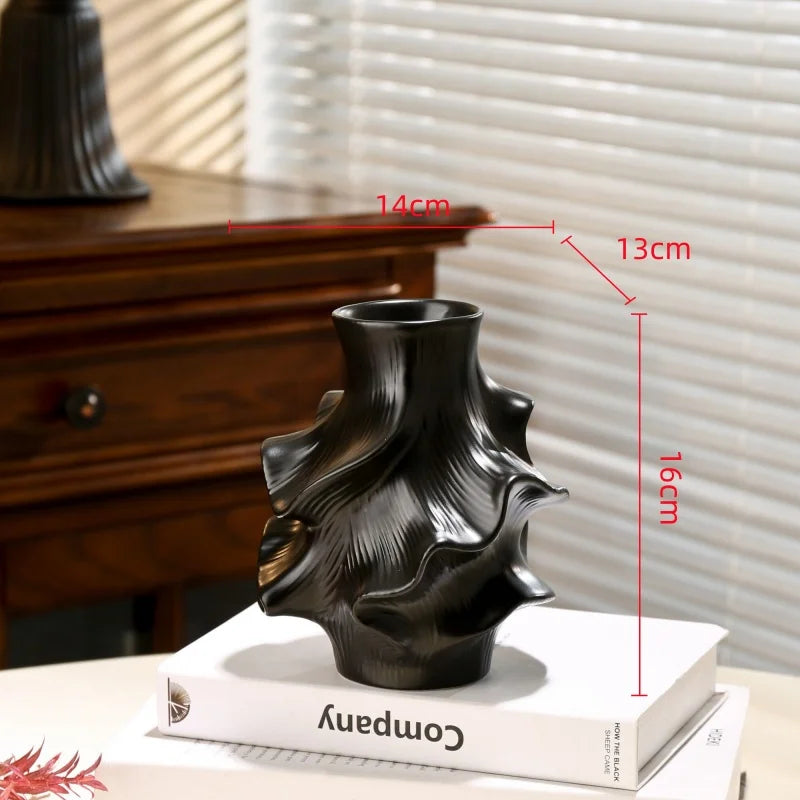 vase porcelaine blanc noir moderne sculptural abstrait plis irréguliers strié fleurs