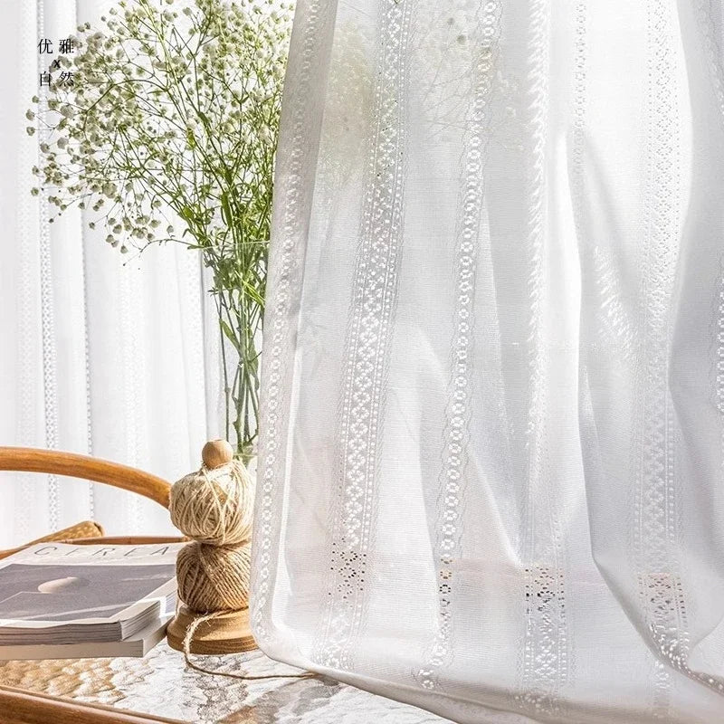 rideau blanc moderne transparent motif perforé bordure brodée fenêtre salon chambre élégant