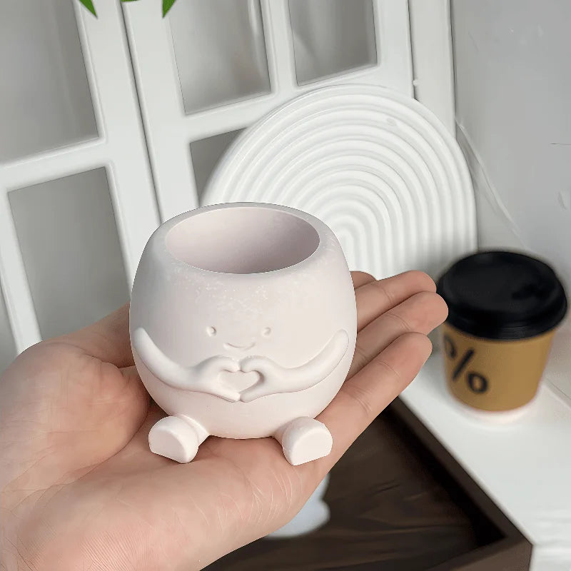 cache pot mignon main coeur souriant blanc vert pastel plantes succulentes décoration intérieure