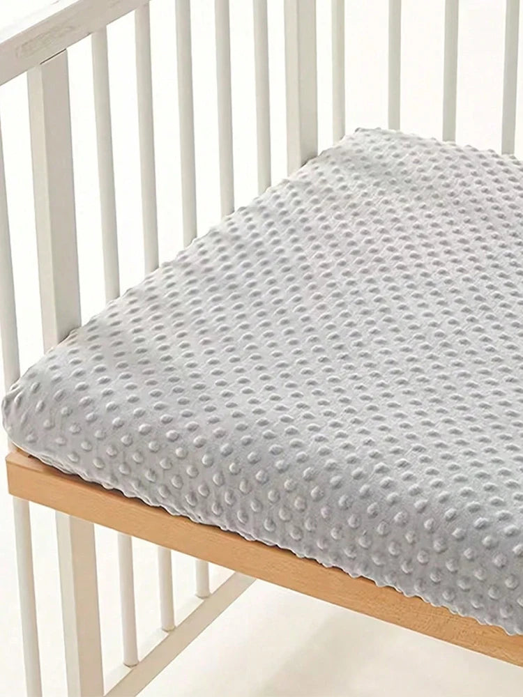 drap housse lit bébé gris blanc moderne perforations points élastiques doux