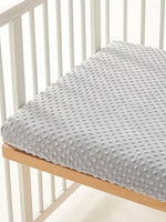 drap housse lit bébé gris blanc moderne perforations points élastiques doux