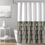 Rideau de douche vibrant dans une salle de bains moderne, avec une palette de couleurs grises et blanches, drapé élégamment comme un couvre-fenêtre pratique. Ce rideau n'est pas seulement un accessoire fonctionnel,  il complète également le décor général, en améliorant la fraîcheur de la pièce. L'image illustre l'équilibre entre l'utilité et l'esthétique.