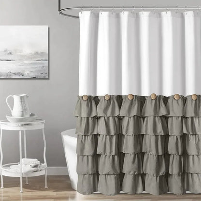 Rideau de douche vibrant dans une salle de bains moderne, avec une palette de couleurs grises et blanches, drapé élégamment comme un couvre-fenêtre pratique. Ce rideau n'est pas seulement un accessoire fonctionnel,  il complète également le décor général, en améliorant la fraîcheur de la pièce. L'image illustre l'équilibre entre l'utilité et l'esthétique.