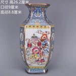 Un magnifique vase orné de motifs floraux et de scènes de personnages dans un style traditionnel chinois.