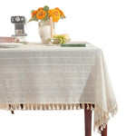 nappe table blanche rayures rustique franges assiettes couverts fleurs vase thé livres