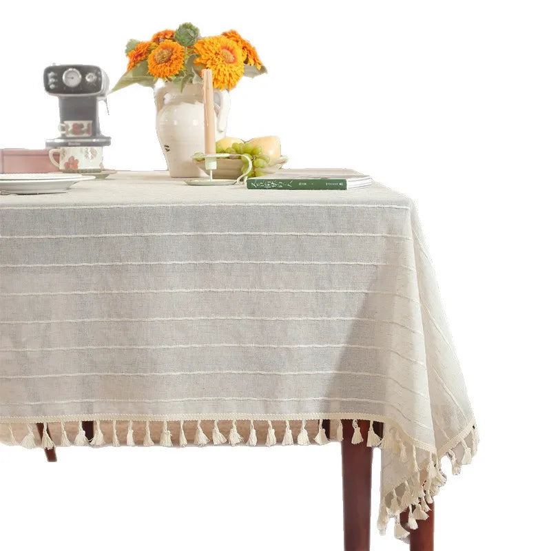nappe table blanche rayures rustique franges assiettes couverts fleurs vase thé livres