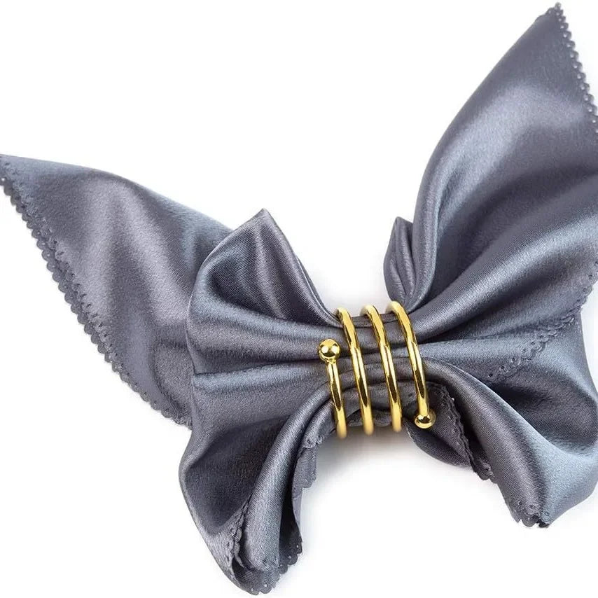 Nœud papillon en soie de couleur gris foncé avec un accessoire en métal doré créant un effet élégant et sophistiqué.