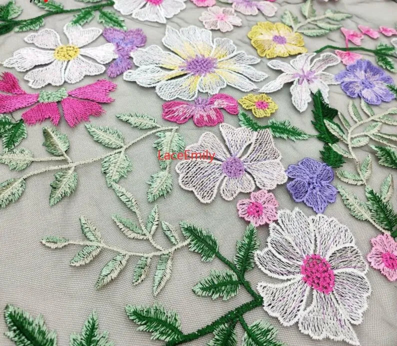tissu dentelle brodée fleurs feuilles verte transparent rose vert beige violet