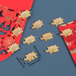 pendentif tortue dorée motif cuir rouge orné feng shui chance richesse décoration intérieure souvenir