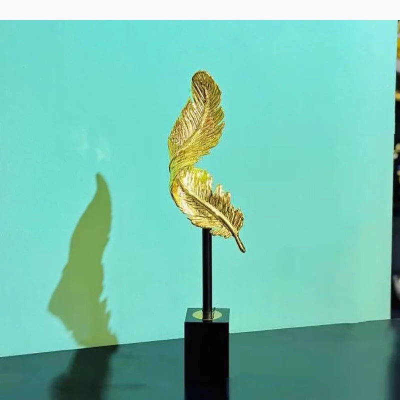 plume décorative moderne élégante finition dorée texture métallique base carrée noire
