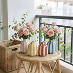 vase porcelaine rayures horizontales bleu blanc rose jaune rouge moderne minimalisteintérieur décoration fleurs