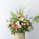 décoration murale bouquet fleurs artificielles roses blanches jaunes bleues feuilles vertes mariage fête événement