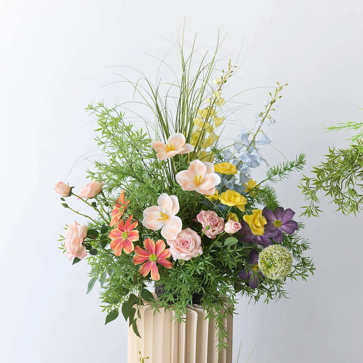 décoration murale bouquet fleurs artificielles roses blanches jaunes bleues feuilles vertes mariage fête événement