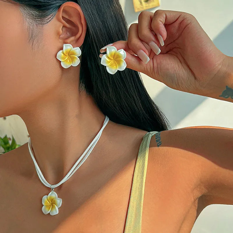 boucles doreilles tressées collier fleurs plumeria ensemble bijoux femmes moderne minimaliste blanc vert rose