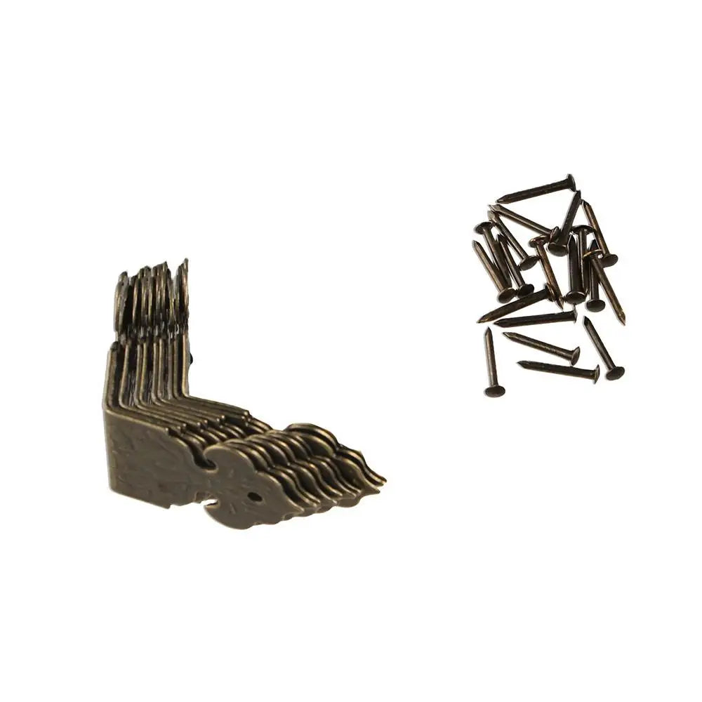 protections angle decoratives bronze vieilli gravures florales meubles vintage clous apparents set deco bois