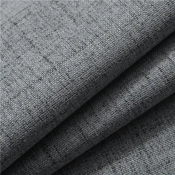 Gros plan sur un tissu gris en polyester effet lin, à la trame visible et à la texture épaisse, utilisé pour les rideaux.