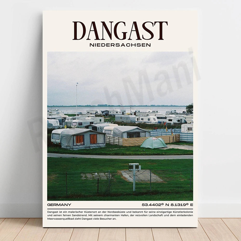 Une image montrant un camping-car sur un terrain de camping verdoyant près de la mer, avec des tentes et des abris installés. L'affiche annonce le lieu Dangast, Niedersachsen en Allemagne, connu pour son paysage artistique et sa plage de sable.