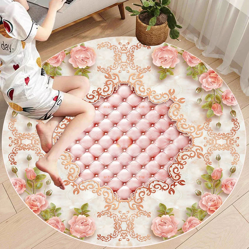 Tapis circulaire décoré de motifs floraux roses, accompagné de plantes vertes dans un pot en osier, créant une ambiance élégante et apaisante.