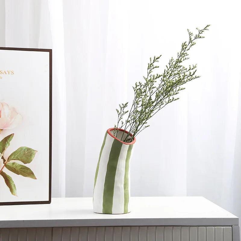 vase moderne céramique rayures vert blanc rouge table décoration fleurs artificielles maison étude
