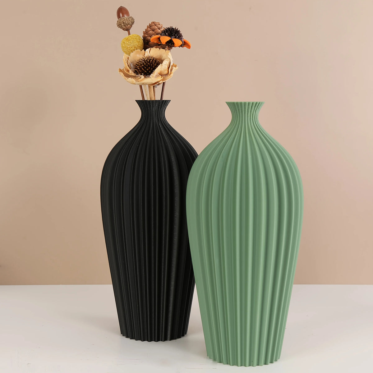 vase moderne noir vert beige rayures verticales décoration intérieure fleurs séchées minimaliste arrangement table