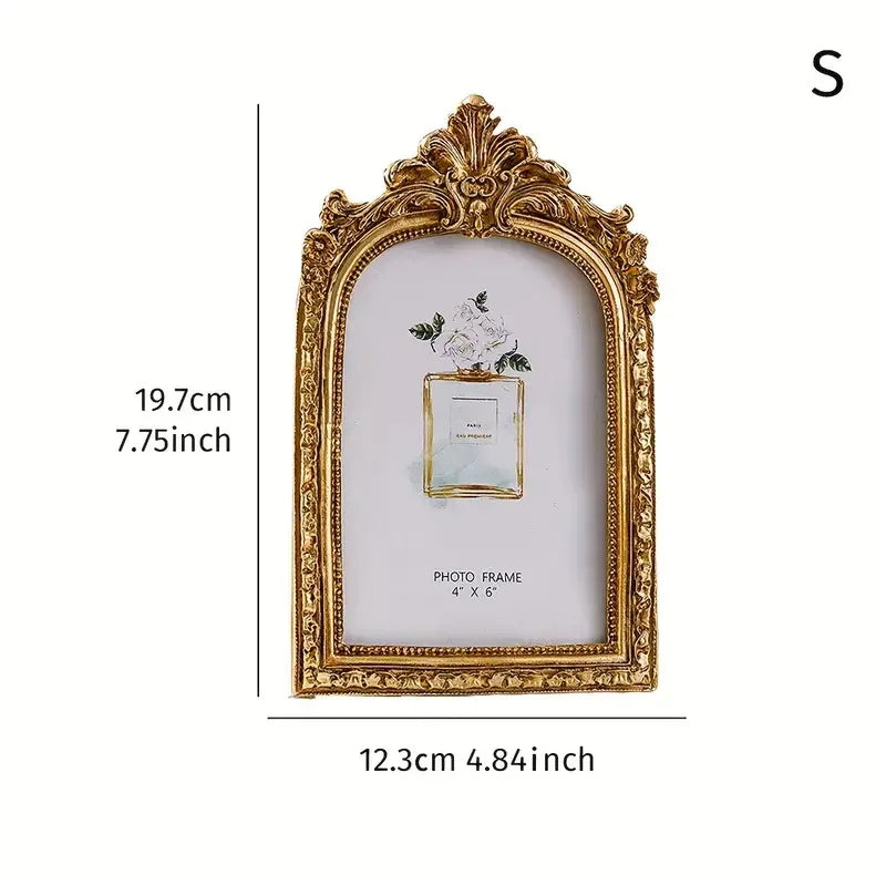 cadre photo ornemental vintage baroque décoration sculptée photos femmes robes ancienne fenêtre bouteille parfum