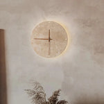 horloge murale pierre texturée minimaliste éclairage salle manger contemporaine fixée mur LED tricolore