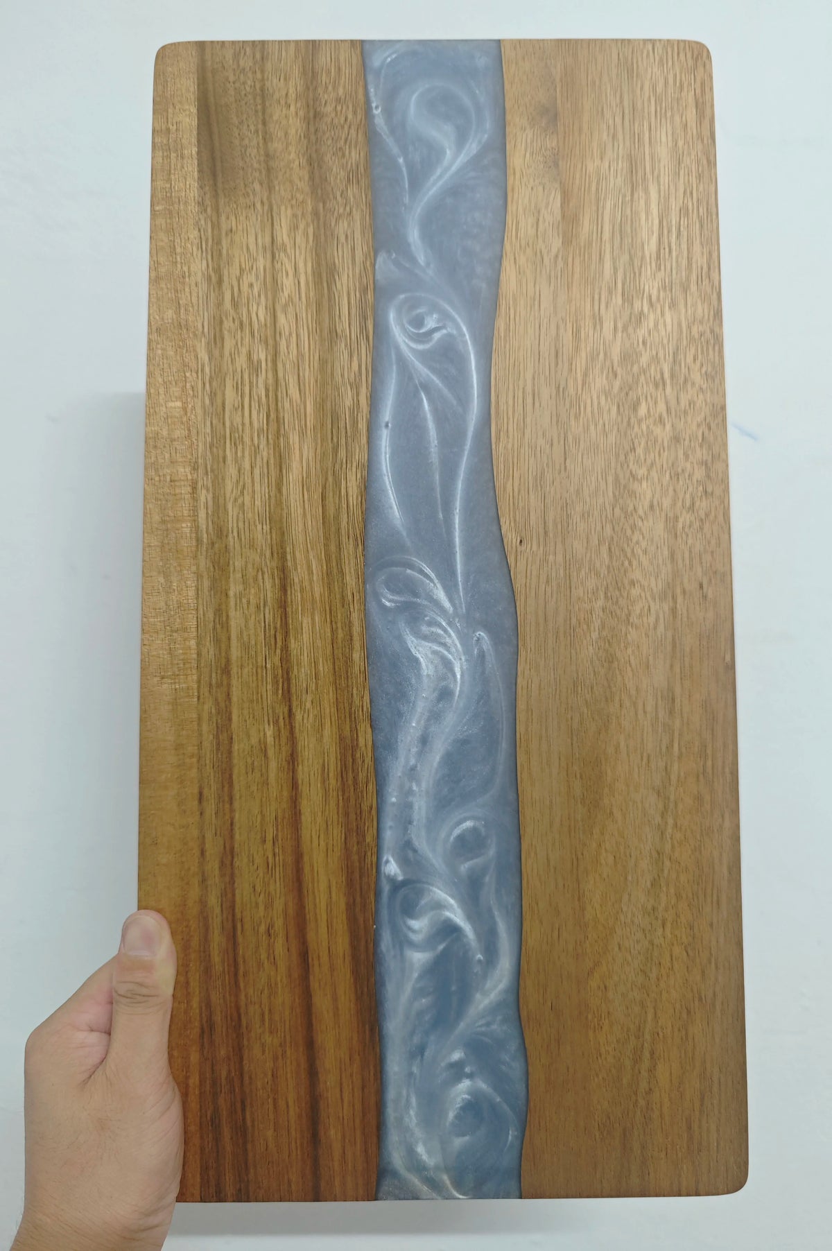 planches découper bois naturel bleu résine artisanale modernes cuillère couteau fourchette citron cerises épices