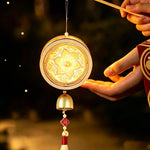 lampe suspendue artisanale or blanc rouge ornements floraux motifs géométriques cloche pompon anniversaire noël