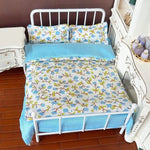 ensemble literie maison poupée motifs floraux couleurs violet rose bleu décoration miniature romantique shabby