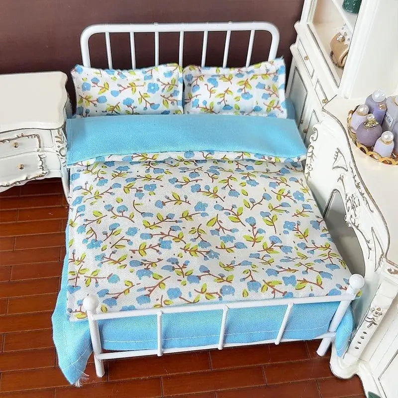 ensemble literie maison poupée motifs floraux couleurs violet rose bleu décoration miniature romantique shabby